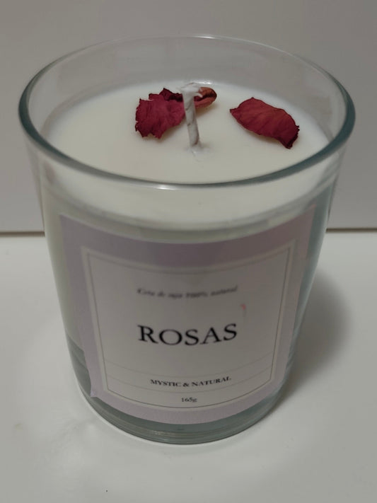 vela de cera de soja natural con aroma a rosas en vaso de  vidrio transparente de color blanco y con petalos decorativos hecho a mano en españa por mistica y natural wax